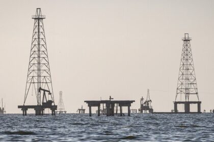 Japón comienza a liberar reservas de petróleo en medio de preocupación por suministro