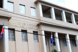 Prisión para tres oficiales policiales imputados de robar más de RD$1.2 millones en San Cristóbal