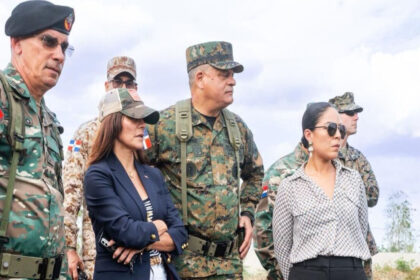 Ministro de Defensa y embajadora de Estados Unidos realizan recorrido por la zona fronteriza de Dajabón