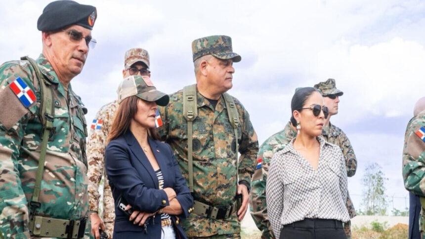 Ministro de Defensa y embajadora de Estados Unidos realizan recorrido por la zona fronteriza de Dajabón