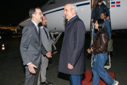 Presidente Abinader llega a París donde se reunirá con su homólogo Emmanuel Macron y participará en Foro Global Anticorrupción e Integridad