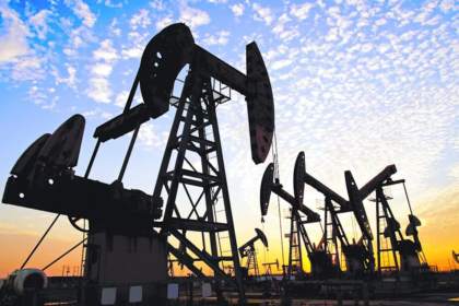 Gobierno de Trump pide calma ante alza del petróleo