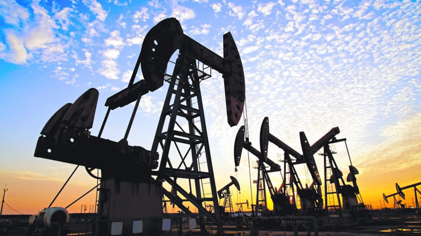 Gobierno de Trump pide calma ante alza del petróleo