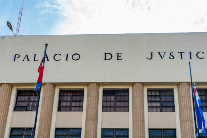 Coerción para dos hombres que establecieron un esquema para engañar a una entidad financiera y a sus clientes