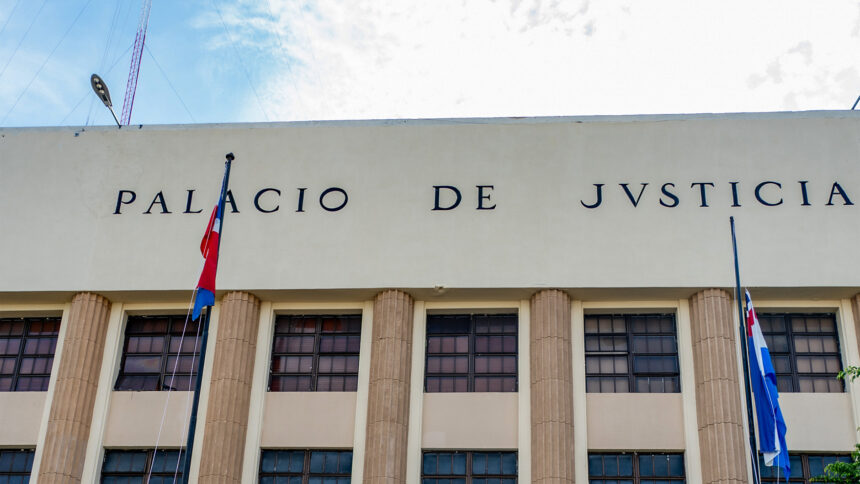 Coerción para dos hombres que establecieron un esquema para engañar a una entidad financiera y a sus clientes