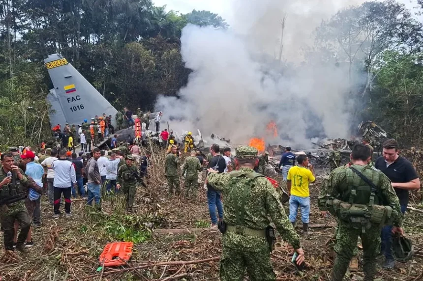 Sube a 69 la cifra de muertos por accidente de avión militar en Colombia