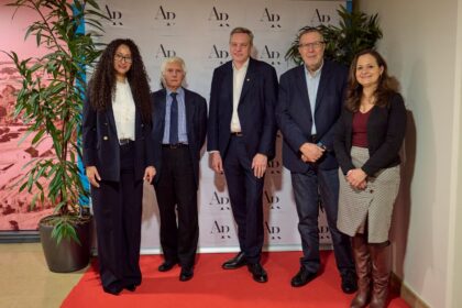 Karima Boutaleb impulsa exitoso proyecto intergeneracional en Francia en honor al Embajador de Chile