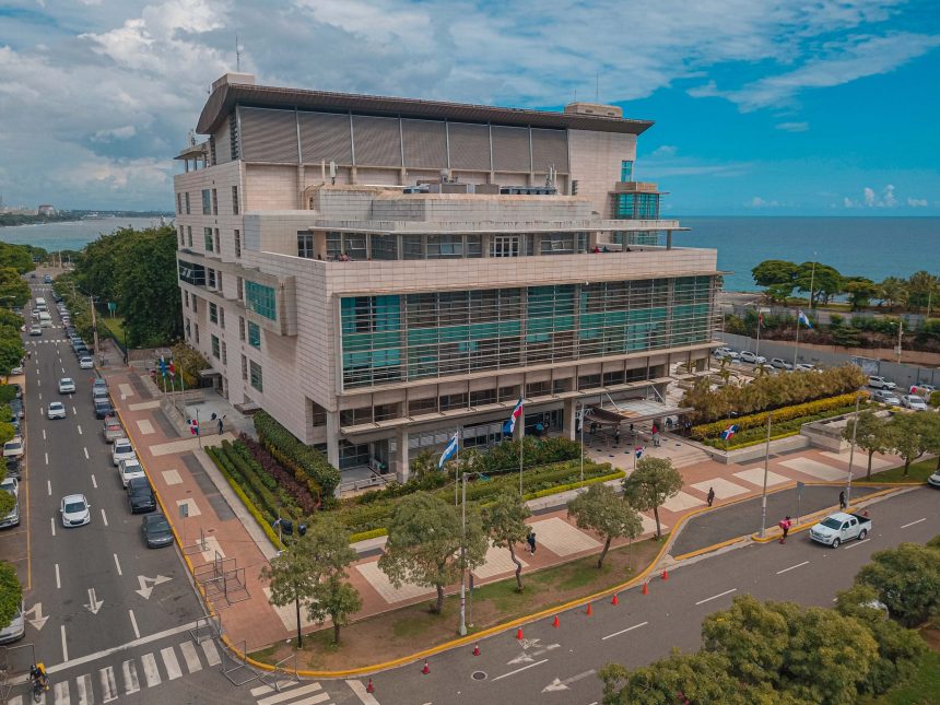 Solicitan un año de prisión preventiva para fiscal imputado de recibir 10,000 dólares de una persona bajo investigación en RD