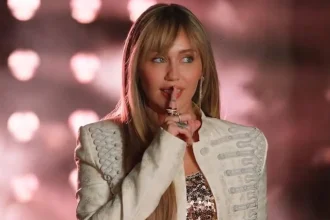 Miley Cyrus estrena “Younger You”, canción que celebra los 20 años de Hannah Montana