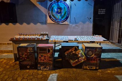 Desmantelan centro de distribución de drogas y alcohol adulterado en Santo Domingo Oeste