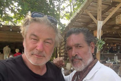 Actor internacional Alec Baldwin celebra su cumpleaños en RD y su esposa aclara rumor viral sobre foto de su esposo