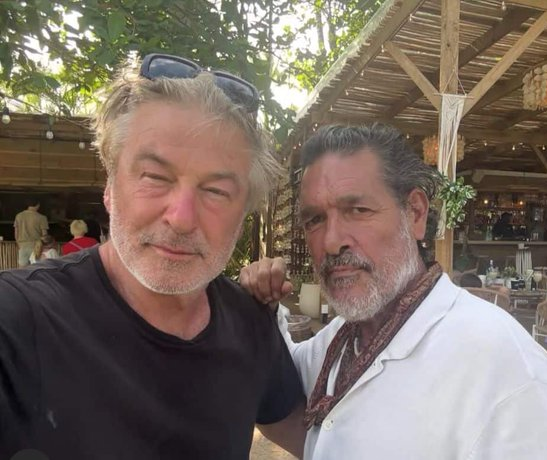 Actor internacional Alec Baldwin celebra su cumpleaños en RD y su esposa aclara rumor viral sobre foto de su esposo