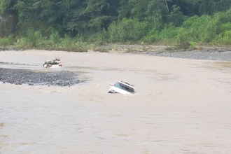Río Nizao arrastrar varios vehículos y deja comunidades aisladas por desbordamiento en Ocoa, RD
