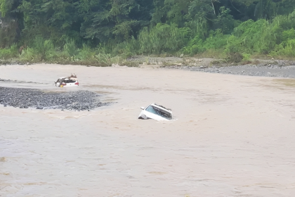 Río Nizao arrastrar varios vehículos y deja comunidades aisladas por desbordamiento en Ocoa, RD