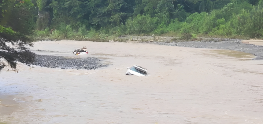 Río Nizao arrastrar varios vehículos y deja comunidades aisladas por desbordamiento en Ocoa, RD
