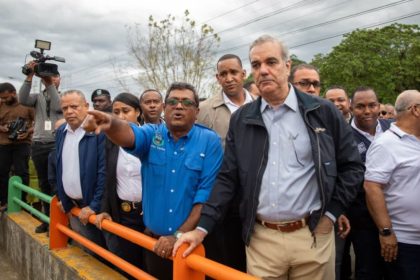 Presidente Abinader visita zona afectada por lluvia en Los Alcarrizos
