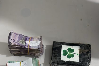 Ocupan más de 200 porciones de drogas, dos paquetes de cocaína, arma de fuego y dinero en efectivo en RD