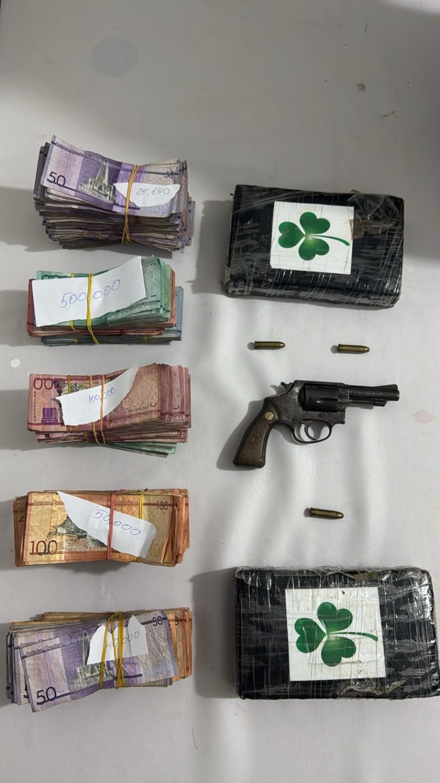 Ocupan más de 200 porciones de drogas, dos paquetes de cocaína, arma de fuego y dinero en efectivo en RD