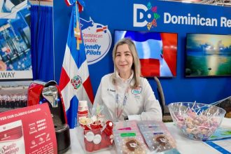 Departamento Aeroportuario destaca potencial del país en feria SUN ‘n FUN 2026
