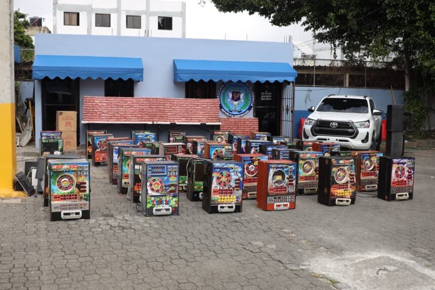 Policía Nacional ocupa más de 329 mil cigarrillos de contrabando y retiene 52 máquinas tragamonedas durante operativos secuenciales