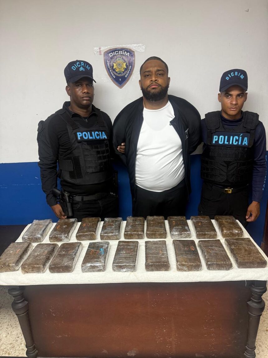 Policía Nacional apresa hombre en Bávaro y ocupa 18 paquetes de presunta cocaína durante operativo preventivo