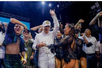 Gustavo Petro rompe el protocolo y baila "Cali Pachanguero" ante miles de personas