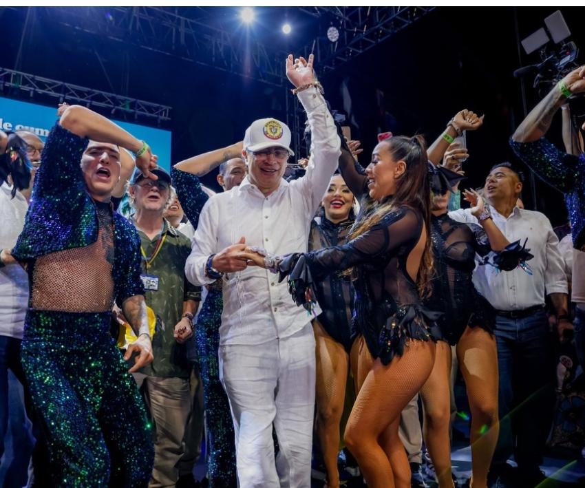 Gustavo Petro rompe el protocolo y baila "Cali Pachanguero" ante miles de personas