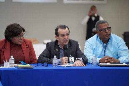Productores y técnicos supervisan plantaciones de mango como parte de las nuevas medidas fitosanitarias implementadas por el Ministerio de Agricultura para fortalecer las exportaciones.