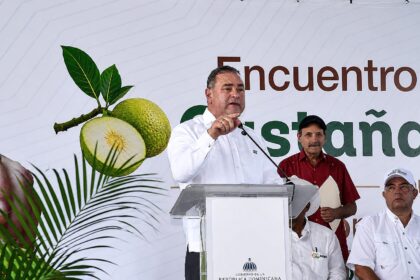 El ministro Francisco Oliverio Espaillat participa en la Feria de la Castaña de Masa junto a productores de María Trinidad Sánchez, donde anunció medidas para impulsar la industrialización del cultivo.