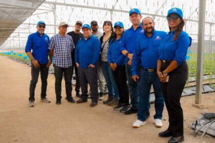 Delegación de la Comisión Nacional de Riego de Chile durante una visita técnica sobre riego tecnificado y producción en invernaderos en República Dominicana.