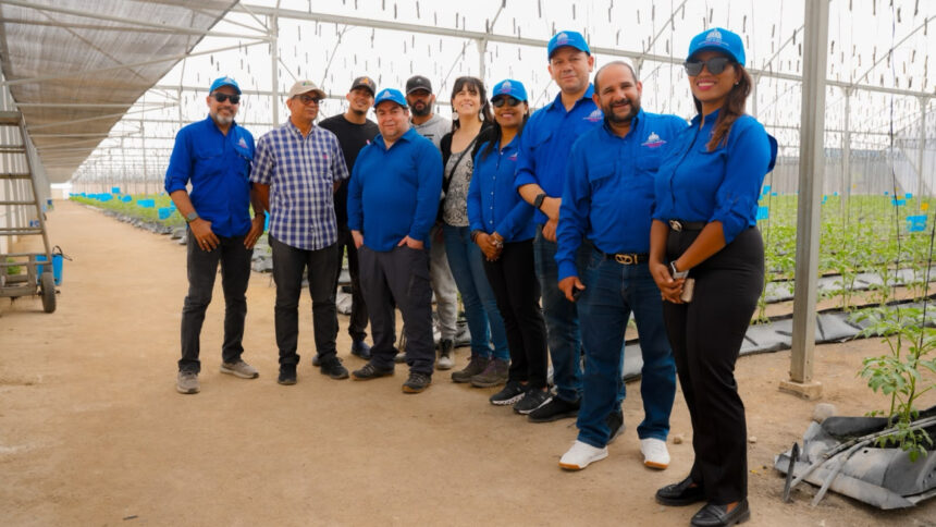 Delegación de la Comisión Nacional de Riego de Chile durante una visita técnica sobre riego tecnificado y producción en invernaderos en República Dominicana.