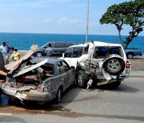 Accidente de tránsito en una avenida de República Dominicana durante un operativo de las autoridades de seguridad vial