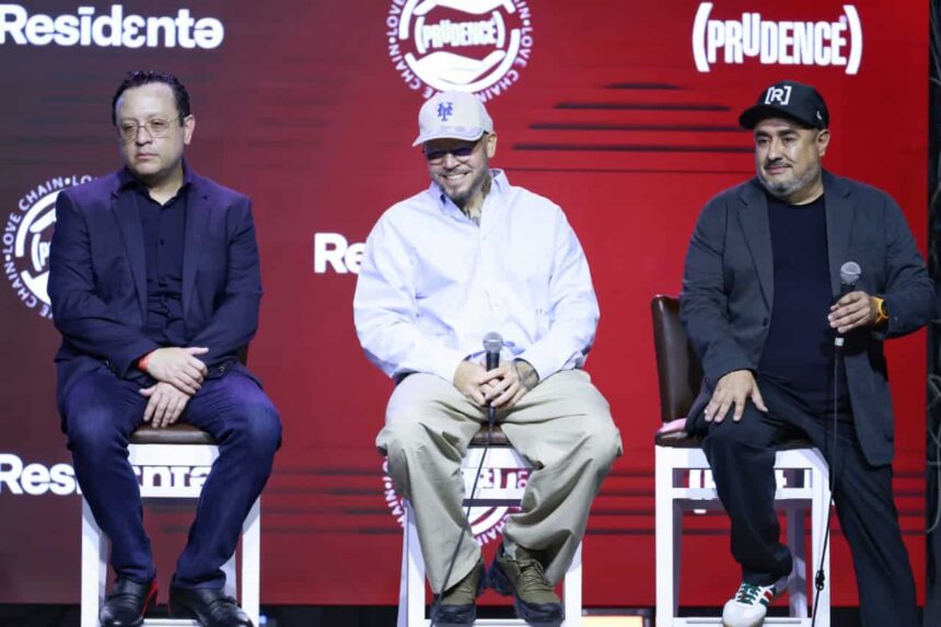 Residente participa en el lanzamiento de la nueva etapa de la campaña "Hablemos Sin Vergüenza" de Prudence en Santo Domingo.
