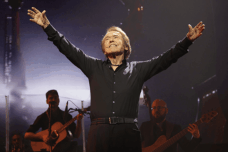 Raphael durante una presentación artística; Netflix estrenará la serie biográfica "Aquel", inspirada en su vida y trayectoria musical.