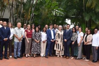 Autoridades del Ministerio de Agricultura y representantes de la Universidad de las Naciones Unidas durante el taller sobre resiliencia climática para los sectores de café, cacao y banano.