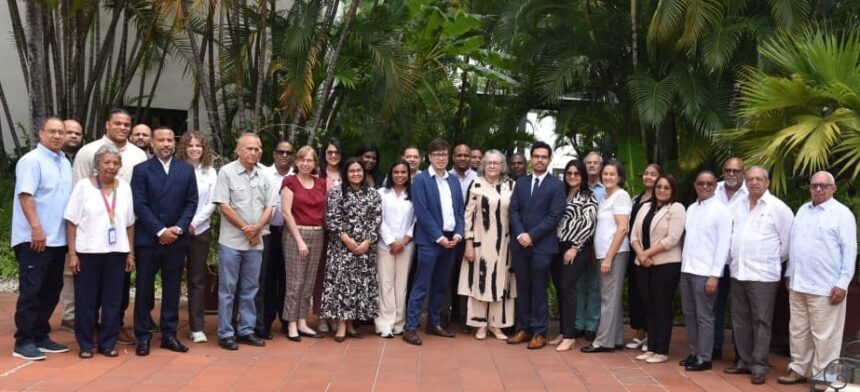 Autoridades del Ministerio de Agricultura y representantes de la Universidad de las Naciones Unidas durante el taller sobre resiliencia climática para los sectores de café, cacao y banano.