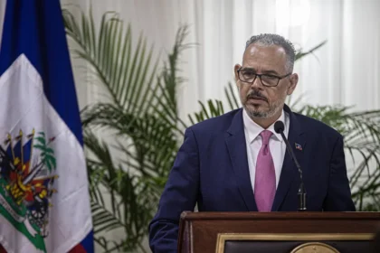 Miembros del Consejo Electoral Provisional de Haití anuncian el aplazamiento de las elecciones generales hasta diciembre de 2026.