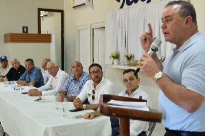 Autoridades del Ministerio de Agricultura y productores arroceros durante la firma del acuerdo para combatir el chinche de la espiga en República Dominicana.