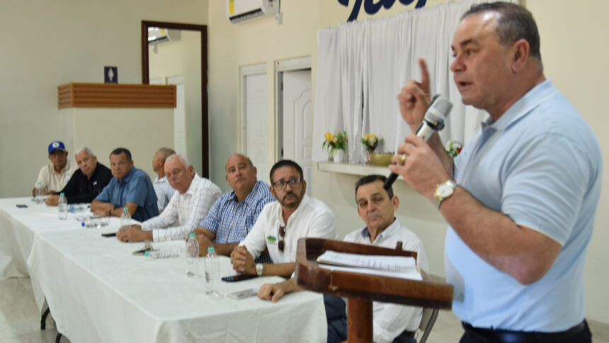 Autoridades del Ministerio de Agricultura y productores arroceros durante la firma del acuerdo para combatir el chinche de la espiga en República Dominicana.