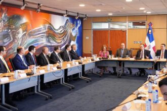 Representantes de la banca múltiple evalúan crecimiento e inversión en República Dominicana.