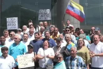 Opositores venezolanos protestan frente a sede de Naciones Unidas en Caracas