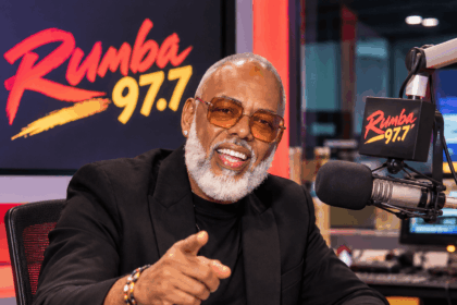 Sergio Chocolate Toribio recibe reconocimiento de Don Omar durante concierto en Boston