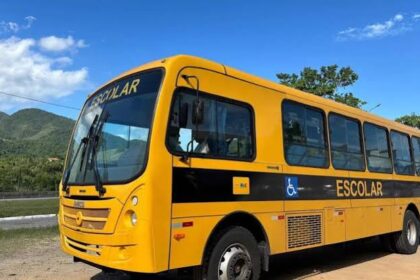 Hombres armados interceptan autobuses con 120 escolares y bloquean importante vía de Río de Janeiro
