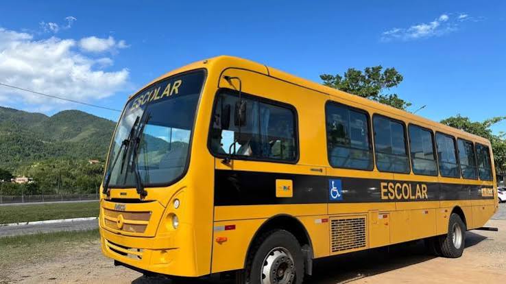 Hombres armados interceptan autobuses con 120 escolares y bloquean importante vía de Río de Janeiro