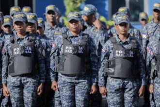 Agente de la Policía Nacional de República Dominicana equipado con cámara corporal como parte del nuevo modelo de patrullaje
