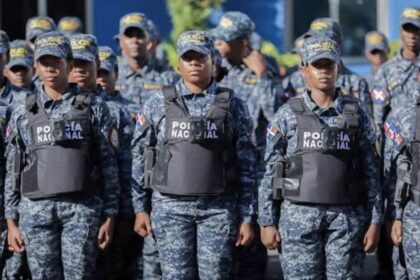 Agente de la Policía Nacional de República Dominicana equipado con cámara corporal como parte del nuevo modelo de patrullaje