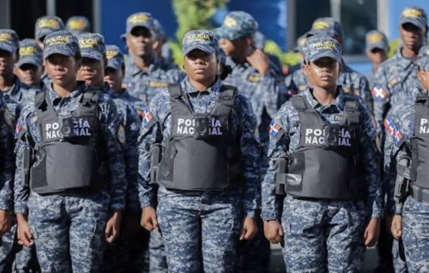Agente de la Policía Nacional de República Dominicana equipado con cámara corporal como parte del nuevo modelo de patrullaje