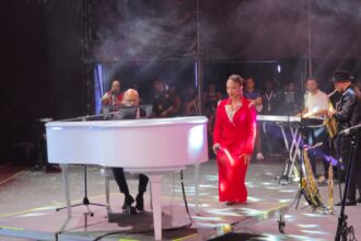 Steffany Constanza comparte escenario con Ramón Orlando durante celebración de sus 50 años de carrera