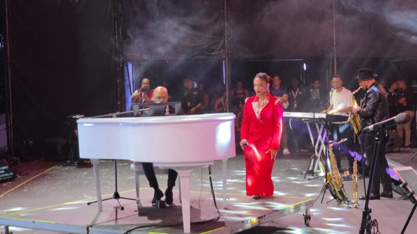 Steffany Constanza comparte escenario con Ramón Orlando durante celebración de sus 50 años de carrera