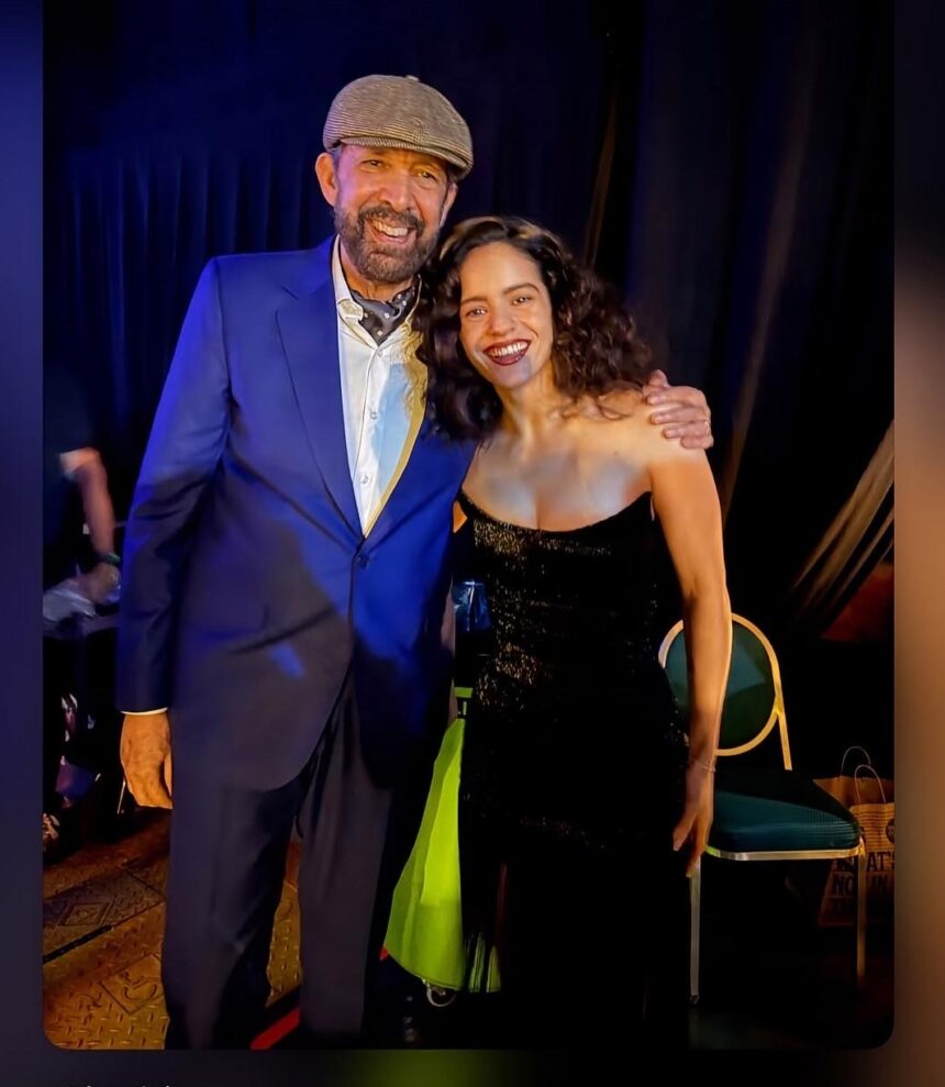 Rosalía llama «maestro de maestros» a Juan Luis Guerra al recibir premio Billboard